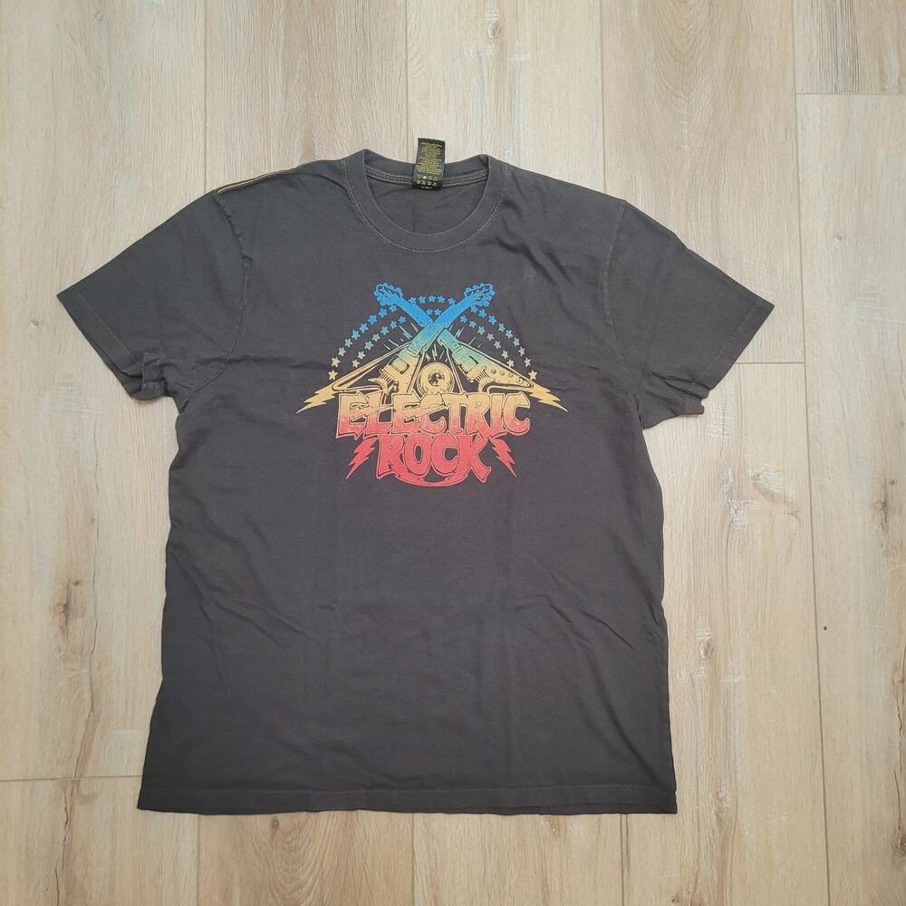 Lucky Brand T-Shirt Mens Large Classic Fit TRUE TO SIZE "Electric Rock" Guitar
